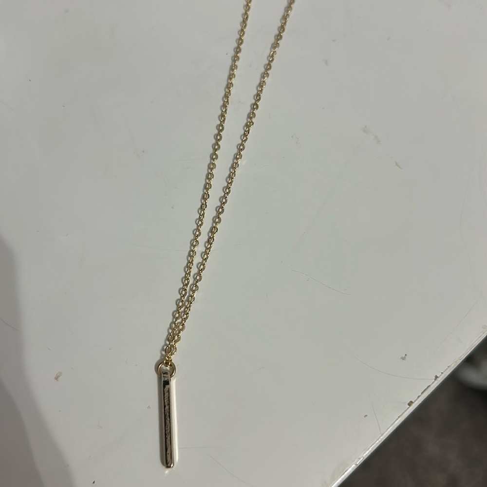 Stunning gold necklace with bar charm